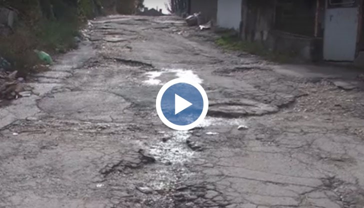 Живеещите на улица "Йосиф Дайнелов" в квартал "Дружба 2" си заделят всеки месец пари за ремонт на колите