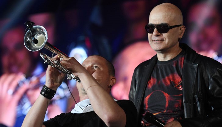 Патриоти от цялата страна се канят да пристигнат с калашници на митинг-концерта на Слави в София Патриоти от цялата страна се канят да пристигнат с калашници на митинг-концерта на Слави в София