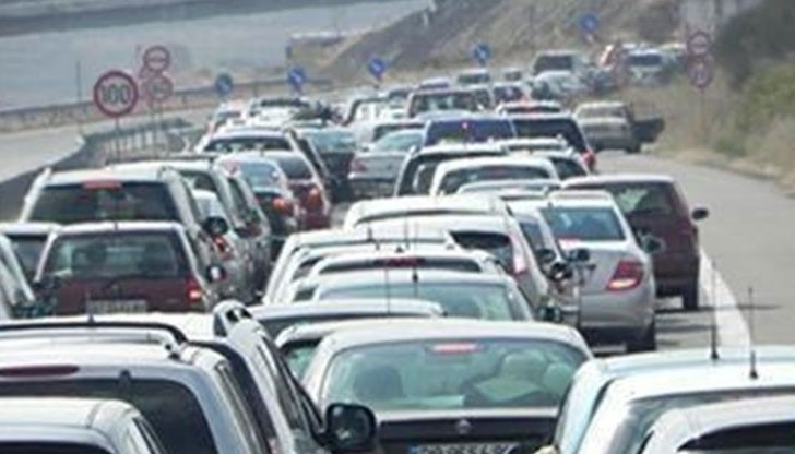 30-километрова опашка от автомобили се е образувала заради катастрофа на гара Яна
