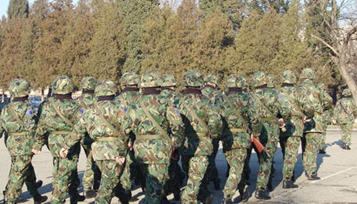 Обучението по начална военна подготовка за български граждани завършва с полагане на изпити по учебната програма на съответния курс и военна клетва