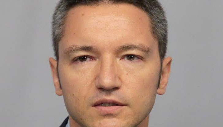 Той е неспособен да взима самостоятелни решения, защото се поддава на външен и вътрешен натиск Той е неспособен да взима самостоятелни решения, защото се поддава на външен и вътрешен натиск