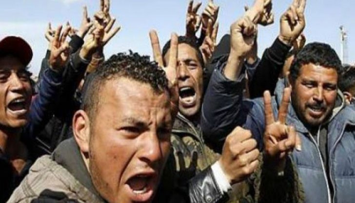 Бежанци в Гърция получили листовки, в които пише, че България дава 500 евро на всеки и ги настаняват в луксозен комплекс Бежанци в Гърция получили листовки, в които пише, че България дава 500 евро на всеки и ги настаняват в луксозен комплекс