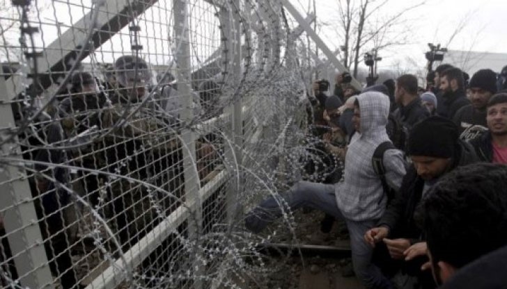 Изправени пред натиска на десетки протестиращи, полицаите били принудени да използват шокови гранати / Снимката е илюстративна