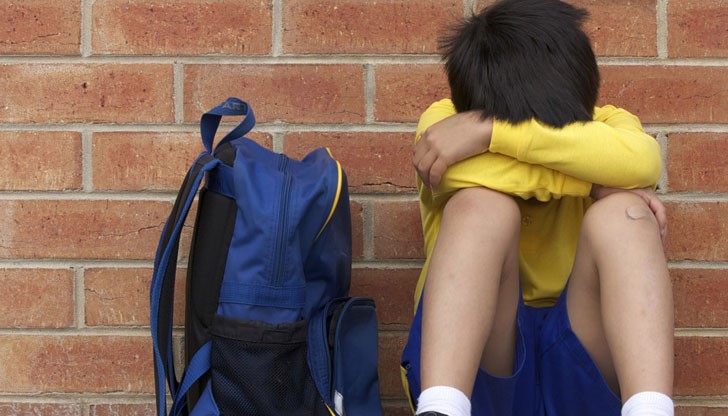 Малчуганът имал пререкание със свой съученик и строгия даскал го забелязал... Малчуганът имал пререкание със свой съученик и строгия даскал го забелязал...