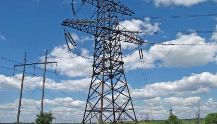 Според запознати, служителят се бил качил на стълб към 20-киловолтов далекопровод и е бил поразен от ток Според запознати, служителят се бил качил на стълб към 20-киловолтов далекопровод и е бил поразен от ток