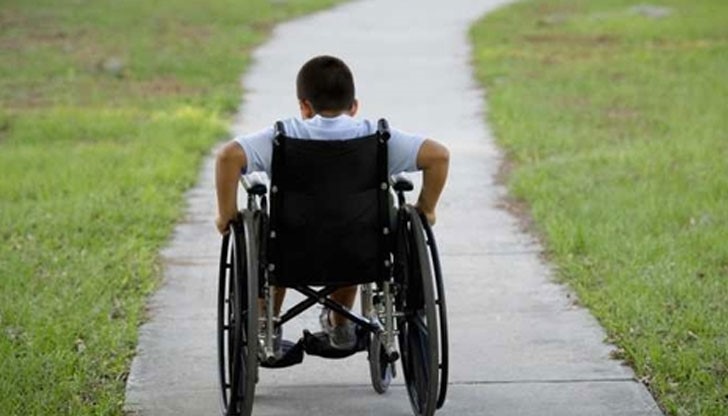 От 1 януари 2017 г. държавата премахва месечните добавки за деца с трайни увреждания и ги заменя с месечна помощ От 1 януари 2017 г. държавата премахва месечните добавки за деца с трайни увреждания и ги заменя с месечна помощ