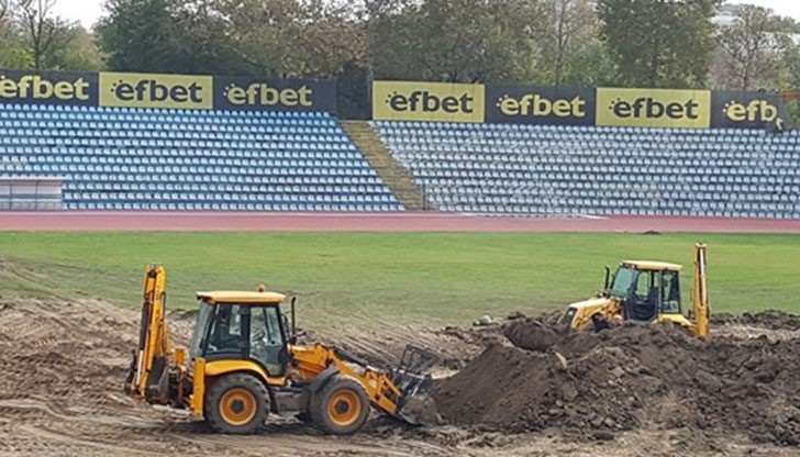 Два багера вече са разровили половината от терена и напредват все повече
