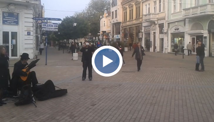 Влюбена двойка, която се оказа туристи от Румъния, изненада русенци като потанцуваха в центъра на града