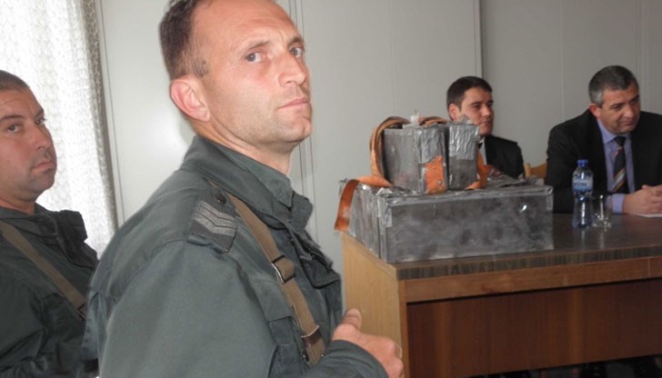 Наркотикът е превозван в товарен автомобил, влизащ от Гърция и собственост на българско търговско дружество Наркотикът е превозван в товарен автомобил, влизащ от Гърция и собственост на българско търговско дружество