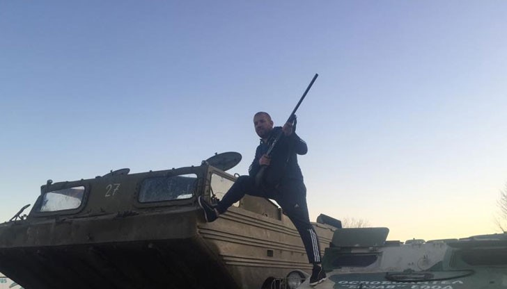 Близо 150 хиляди гледания има видеоклипът, на който ловецът на мигранти Динко Вълев бе спрян на македонско-българската граница