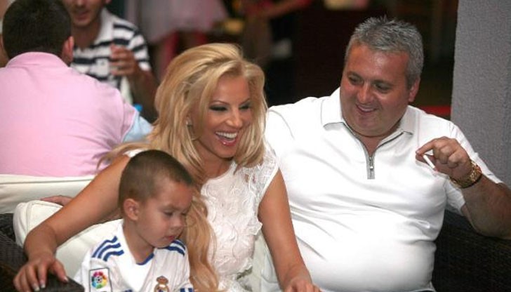 Блондинката, която роди само преди дни, е човекът, който в момента закърпва семейния бюджет Блондинката, която роди само преди дни, е човекът, който в момента закърпва семейния бюджет