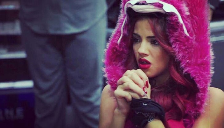 Чаровната девойка, която стана любимка на зрители и жури в последния сезон на „Х фактор”, успя да направи истински хит от първата си песен Чаровната девойка, която стана любимка на зрители и жури в последния сезон на „Х фактор”, успя да направи истински хит от първата си песен