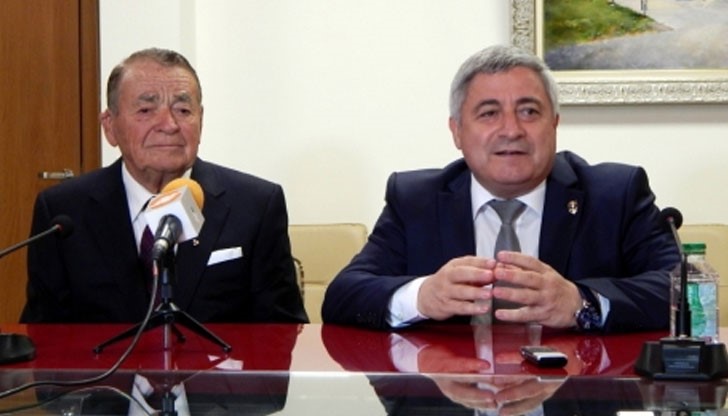 Тази вечер в Канев център на Русенския университет е организиран коктейл за 90-тата годишнина на рожденика Тази вечер в Канев център на Русенския университет е организиран коктейл за 90-тата годишнина на рожденика