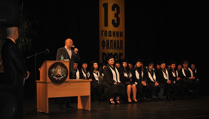 От тях 31 отличници се сдобиват с бакалавърска степен и 42-ма отличника с магистърска степен