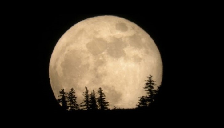 Пълната "Ловджийска" Луна през октомври следва пълната "Жътварска" Луна на септември, която попадна в началото на есенното равноденствие