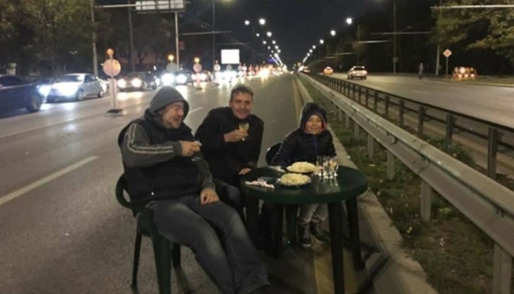 Малка компания си изнесе масички на затворения булевард и се наслади по нетрадиционен начин на концерта на Слави