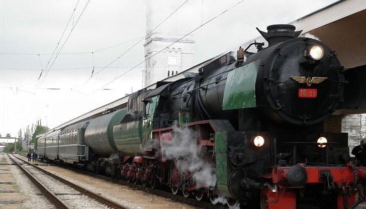 Във влака, теглен от парен локомотив, е включен вагон от царската композиция на Цар Борис III „Корона експрес”