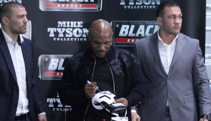 Тайсън обяви, че е гледал боеве на Кобрата и определено харесва стила му. Тайсън обяви, че е гледал боеве на Кобрата и определено харесва стила му.