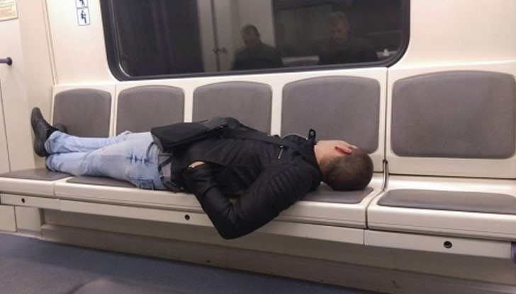 Снимка на младеж, объркал метрото с топлото си легло, предизвика фурор в социалните мрежи