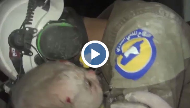 Мъжът започва да плаче неутешимо, след като взима в ръцете си оцеляло бебе