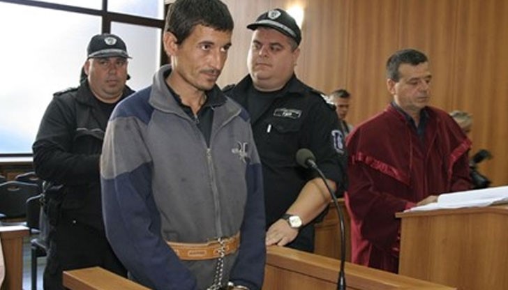 Лека усмивка се появи на лицето на 29-годишния Васил Петров, който бе докаран под конвой в Пловдивския окръжен съд