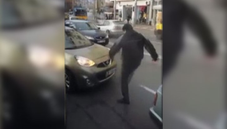 Преди това изритал автомобила...