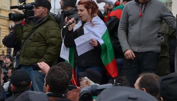 Възмутеното обръщение на Нора - едно от лицата на февруарските протести, по повод стипендиите за обучение на ромски деца Възмутеното обръщение на Нора - едно от лицата на февруарските протести, по повод стипендиите за обучение на ромски деца