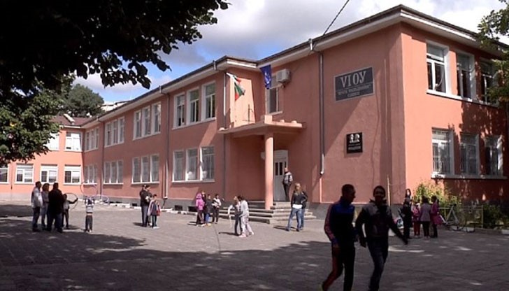 В него нямат право да влизат родители, а учениците не напускат двора по време на занятията В него нямат право да влизат родители, а учениците не напускат двора по време на занятията