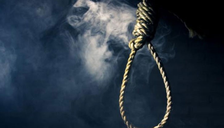 Направила си примка от сезал в семейната маза Направила си примка от сезал в семейната маза