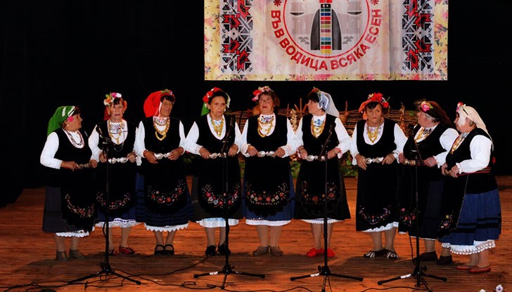 Певиците заслужено получиха бурни адмирации на журито и публиката в препълнената зала на местното читалище „Просвета“ Певиците заслужено получиха бурни адмирации на журито и публиката в препълнената зала на местното читалище „Просвета“