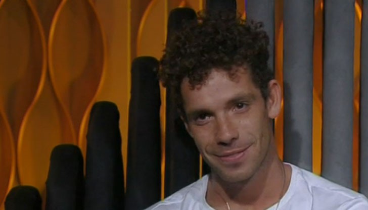 Чаровният актьор наруши правилата на играта...