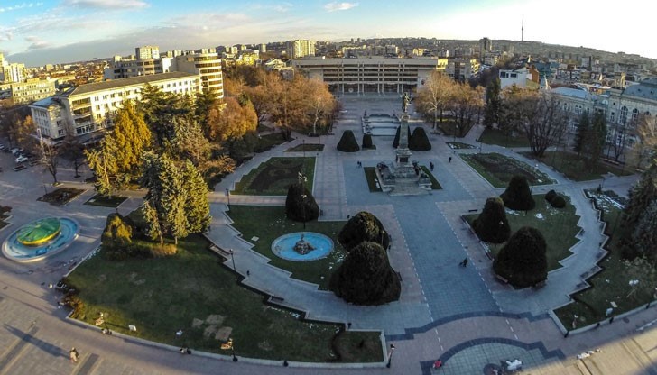 Към 31. 12.2015 г. по данни от НСИ населението на област Русе е 225 674 души, което нарежда областта на 12-то място в страната по този показател Към 31. 12.2015 г. по данни от НСИ населението на област Русе е 225 674 души, което нарежда областта на 12-то място в страната по този показател