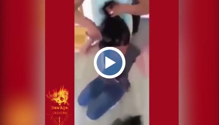 На видеото се вижда как по-възрастна жена стриже кичури от косата на младо момиче в баня