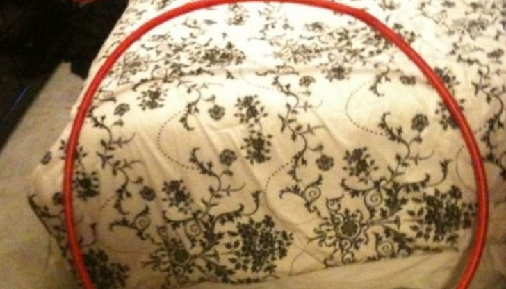 Повечето хора се вглеждат чаршафите на цветя, за да открият какво не е наред с леглото в червения кръг, а истината може доста да ви изненада