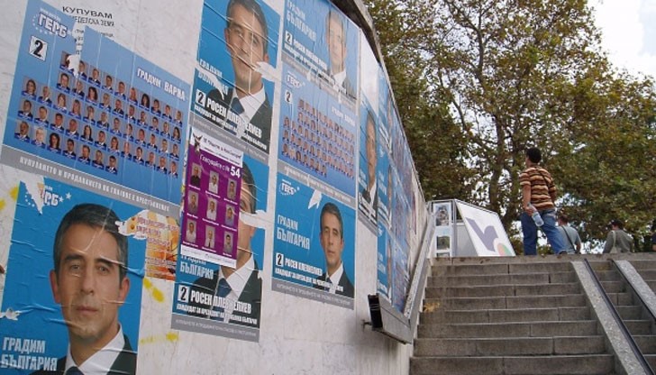 Лепят предизборни плакати и агитационни материали на табла из Русе / Снимката е илюстративна