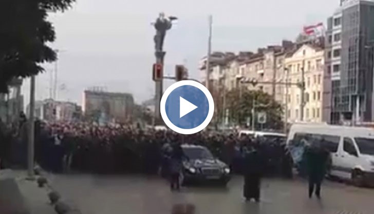 Дрескодът при феновете на Левски е черно, а всички привърженици носят по два карамфила