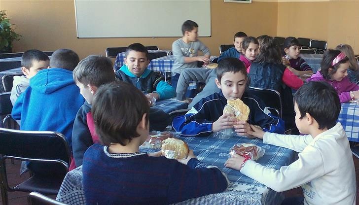 Може ли да дават на децата имитиращ продукт вместо сирене, а на всичкото отгоре и пълно със Е-та