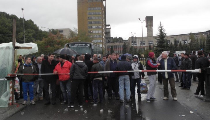 Изразявайки нашата безрезервна подкрепа, заставаме твърдо зад Вашите справедливи искания за достойно заплащане, достоен труд и човешки права