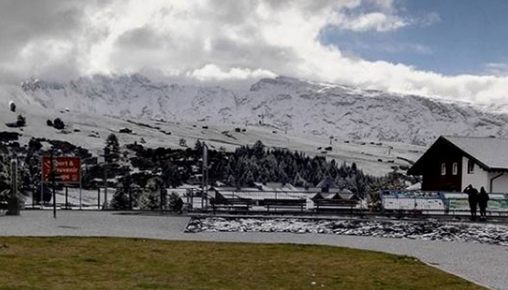В района на Алпите снежната покривка достигна 20 см. В района на Алпите снежната покривка достигна 20 см.
