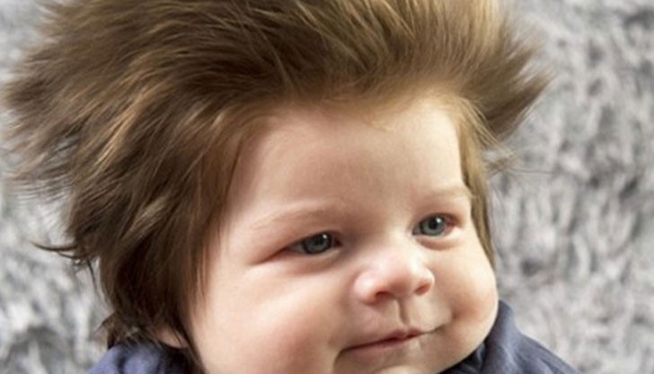 Макар и фризьорка, майка му едва се справя с "прическата" му