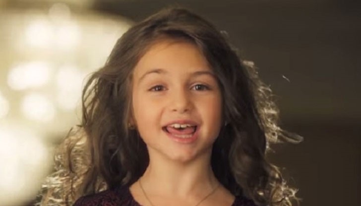 Талантливата малка певица Крисия, която разтопи сърцата на цяла България, избра ново поприще за изява