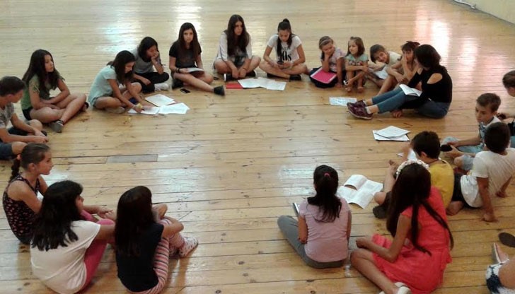 50 талантливи деца и младежи в атрактивни костюми ще представят детска оперета „Ани в царството на цветята“