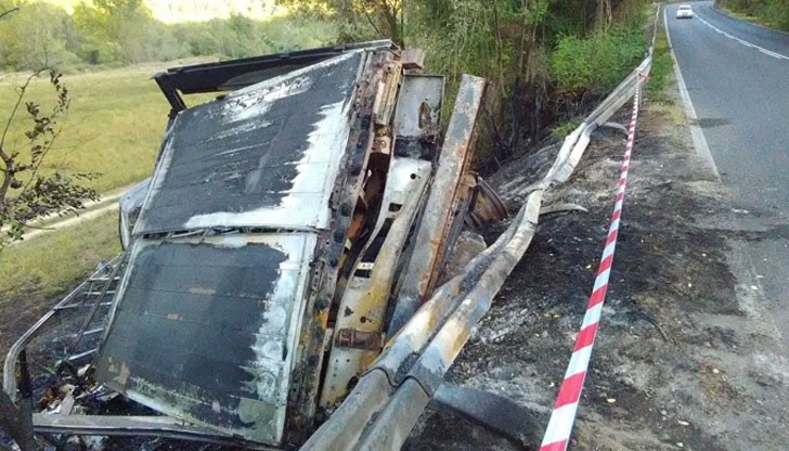 Камионът "полетял" в 10-метровия скат на пътя, след което пламва