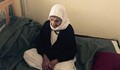 Бежанка на 116 години се моли на Бог