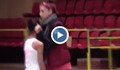Треньорка дърпа ушите на момиченце, за да "го върне в реалността"