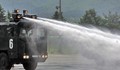 Държавата реши проблема с хигиената на бежанците...с водно оръдие
