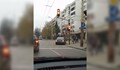 Шофьор паркира на пиково кръстовище в Русе, за да .. си хапне
