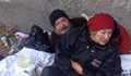 Майка и син спят на дюшек под тераса на блок