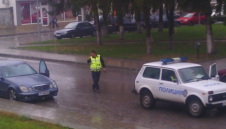 Полицаите са паркирали по средата на платното и затрудняват преминаването на останалите автомобили