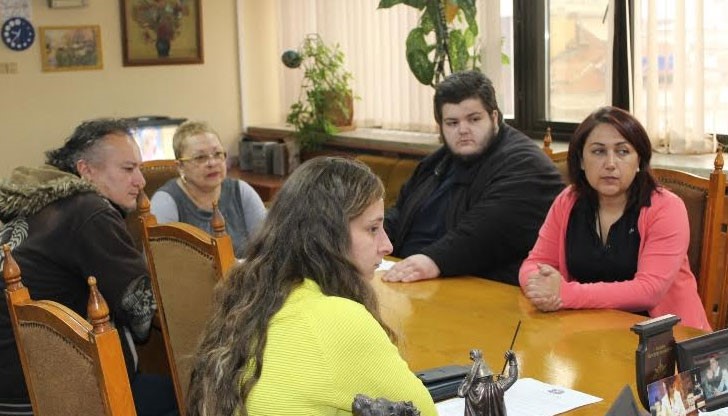 Четирима нови служители започват работа в админитрацията по програма за заетост на хора с трайни увреждания